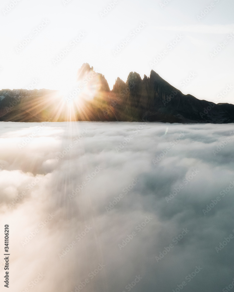 意大利多洛米蒂山脉的薄雾山峰