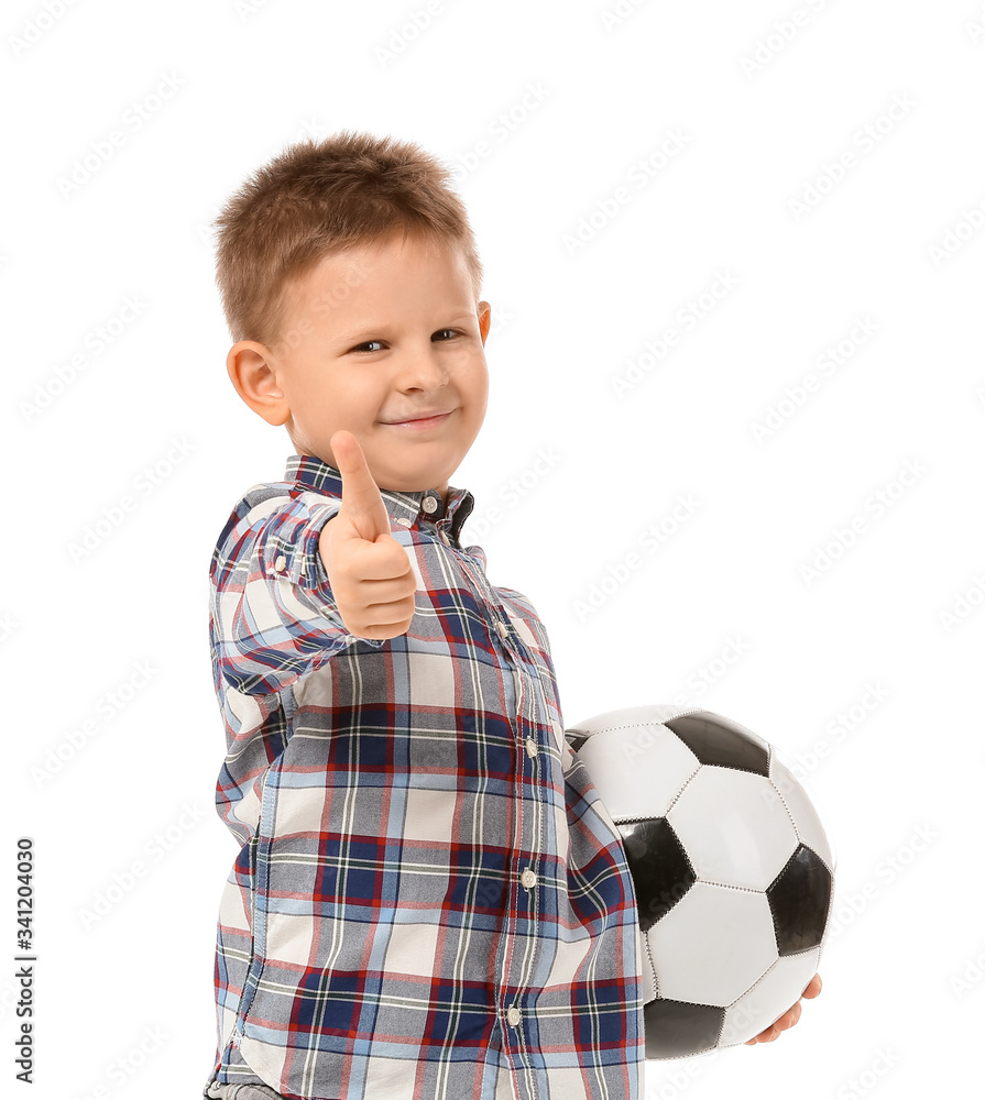 可爱的小男孩拿着足球，在白色背景上做拇指向上的手势
