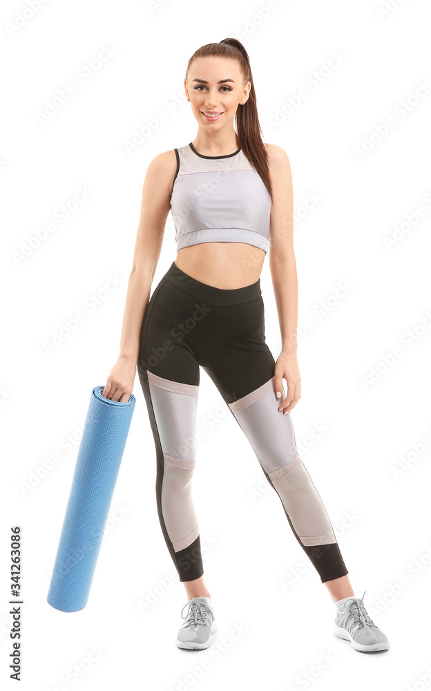 穿着白底瑜伽垫的运动型年轻女性