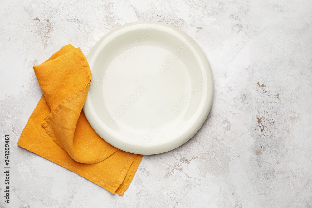 白色背景带盘子的干净餐巾