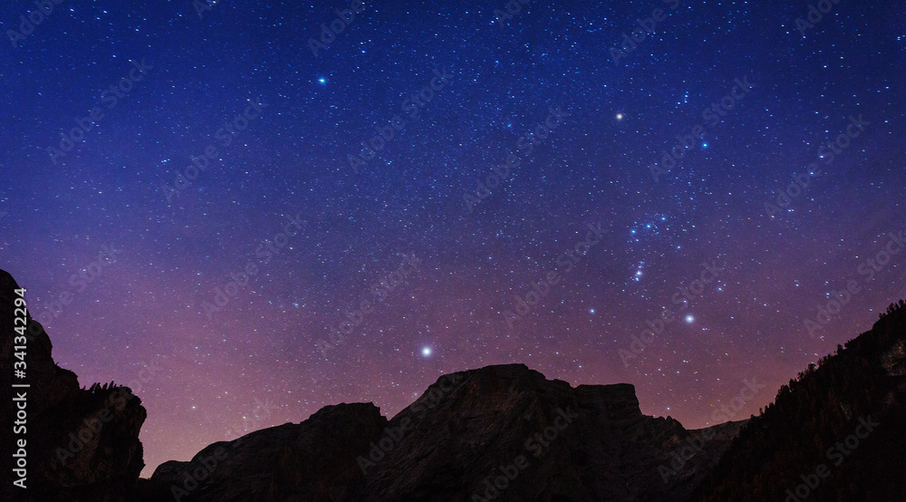 意大利阿尔卑斯山夜晚的星空