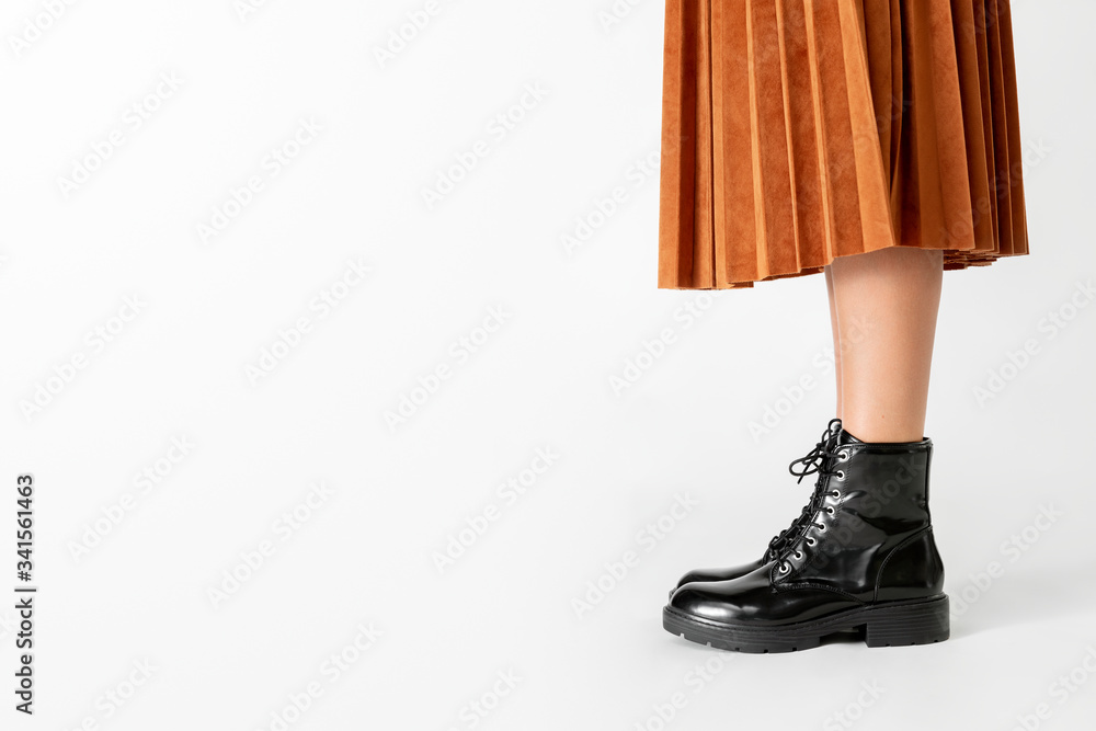 穿着战斗靴的裙子女人