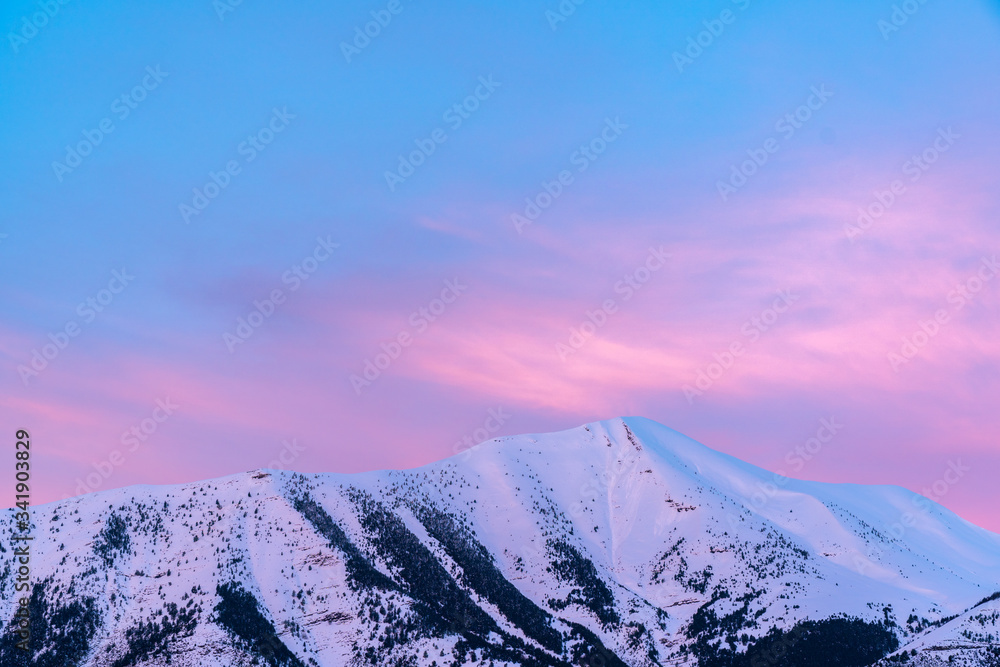 令人惊叹的雪山和红色日落的特写，西班牙比利牛斯山，复制空间