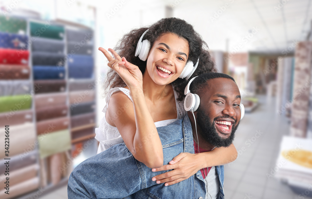 现代地毯店幸福的非裔美国人夫妇
