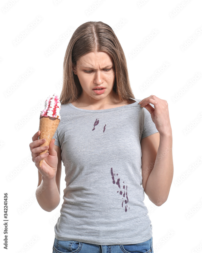 穿着脏衣服吃白底冰淇淋的麻烦女人