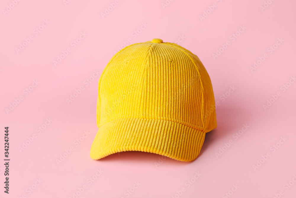 彩色背景上的空白帽子