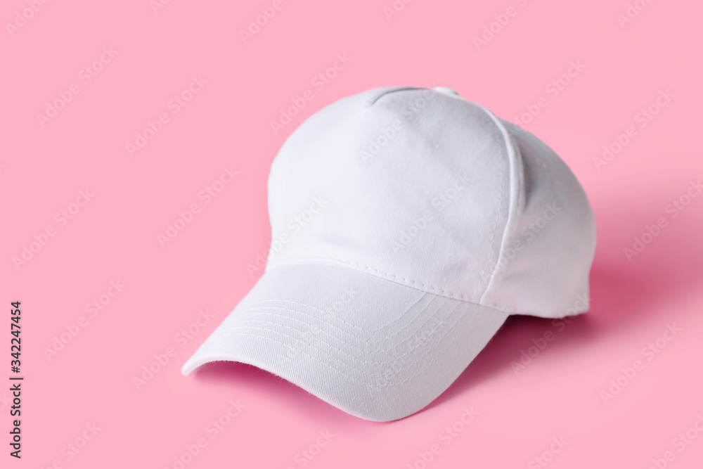 彩色背景上的空白帽子