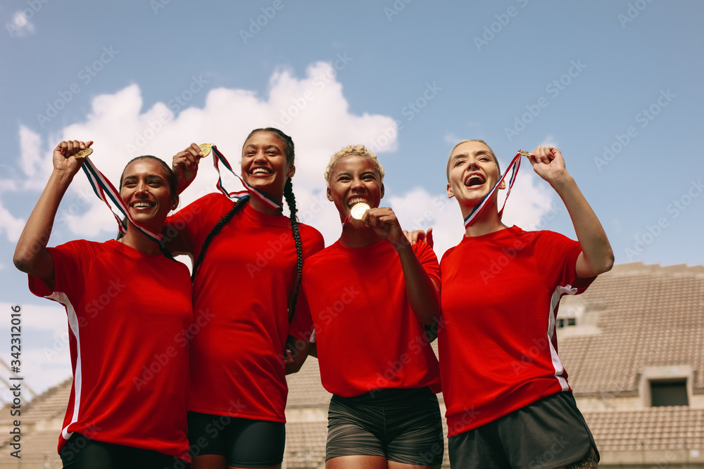 女子足球队在体育场庆祝胜利
