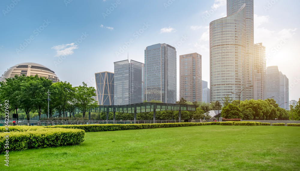 杭州钱江新城天际线和空荡荡的混凝土广场大楼