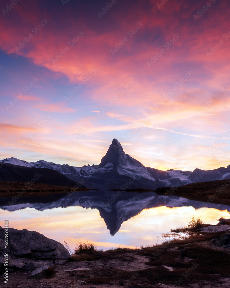 Stellise湖上风景如画，日出色彩缤纷。雪峰Matterhorn Cervino带re