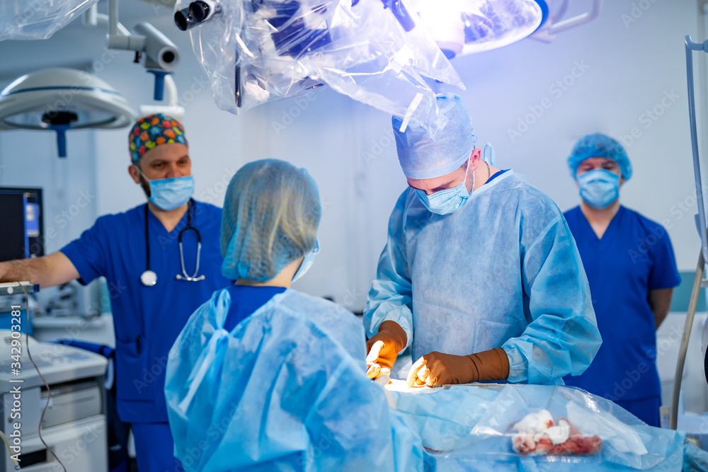 脊柱外科。手术室里的一群外科医生带着手术设备。椎板切除术。现代医学