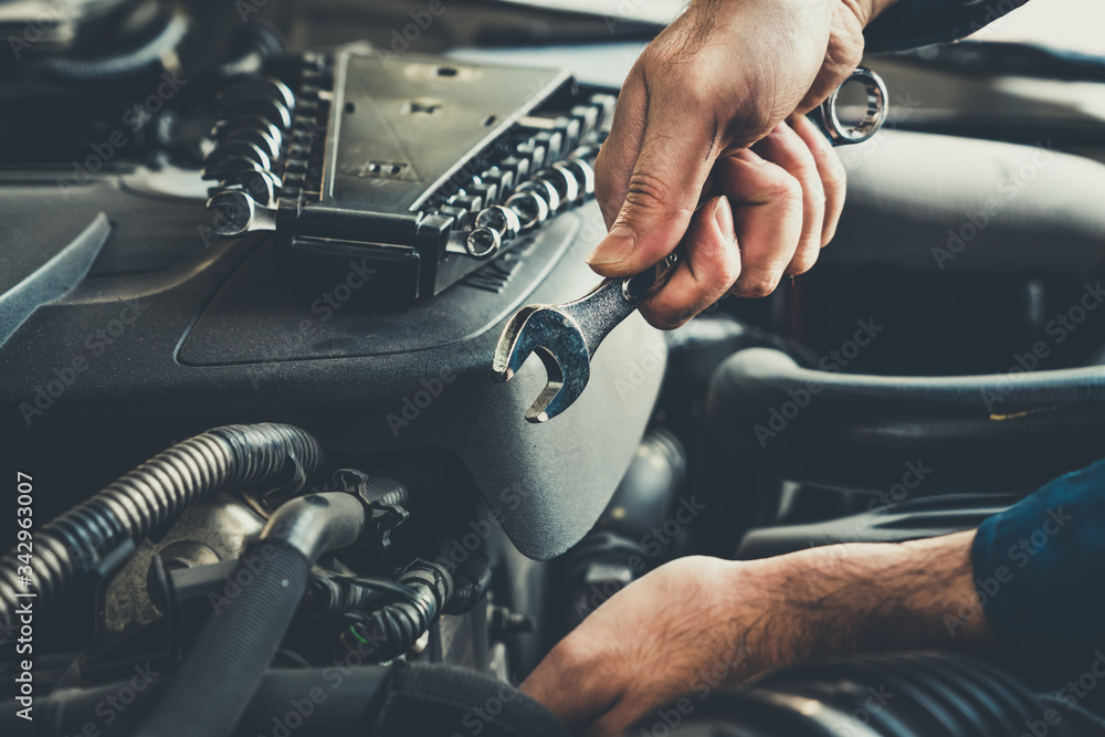 在汽车修理厂提供汽车修理和维护服务的专业机械师。汽车服务业务