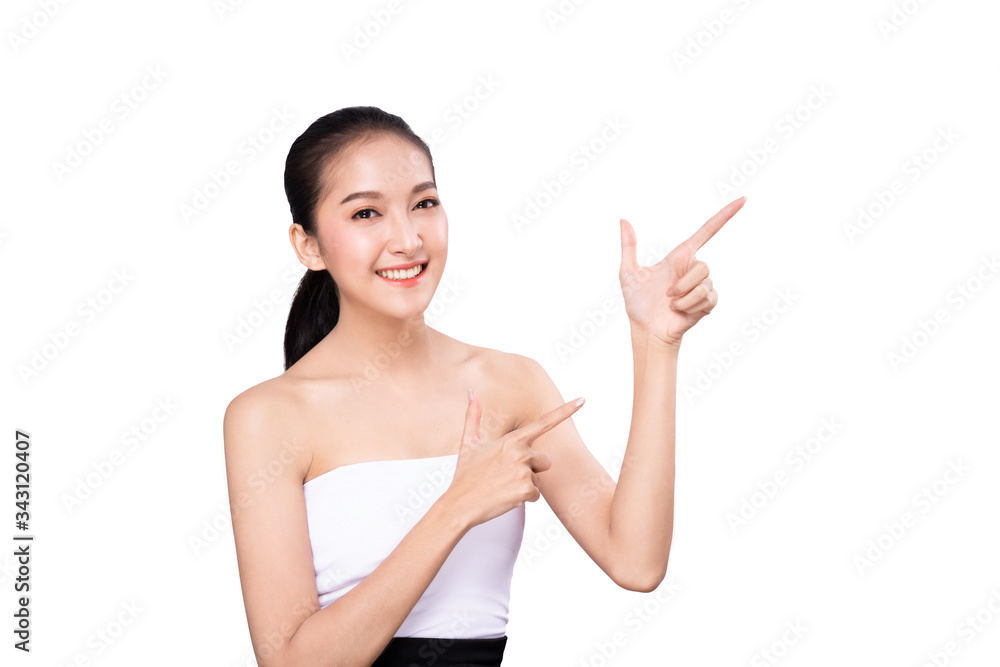 亚洲年轻美女微笑着用手指指着双手的肖像