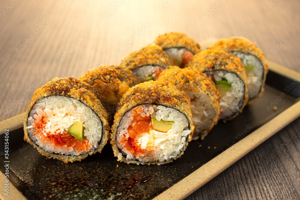 寿司，卷，是朝阳之地的传统菜肴。