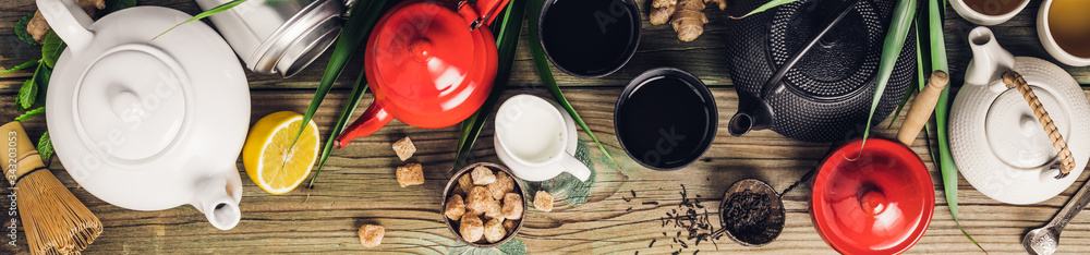 木桌上的各种茶和茶壶成分，干草药、绿茶、红茶和抹茶b