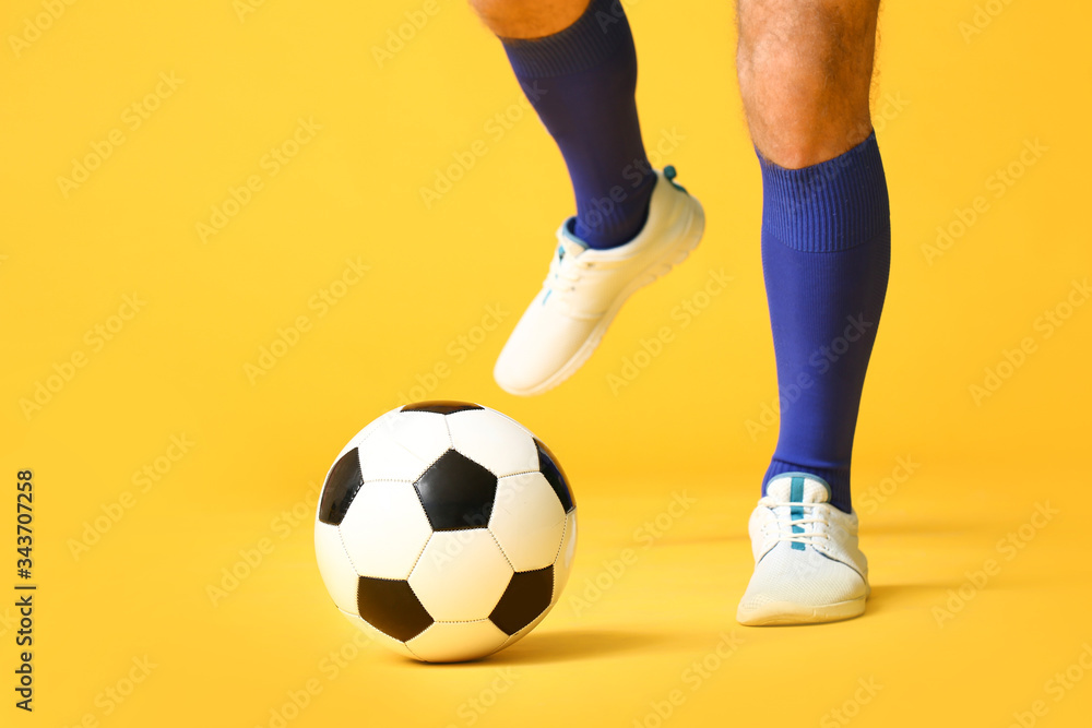 彩色背景下男足球运动员的腿