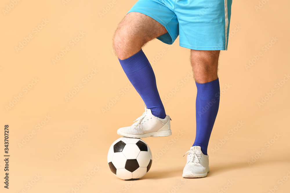 彩色背景下男足球运动员的腿