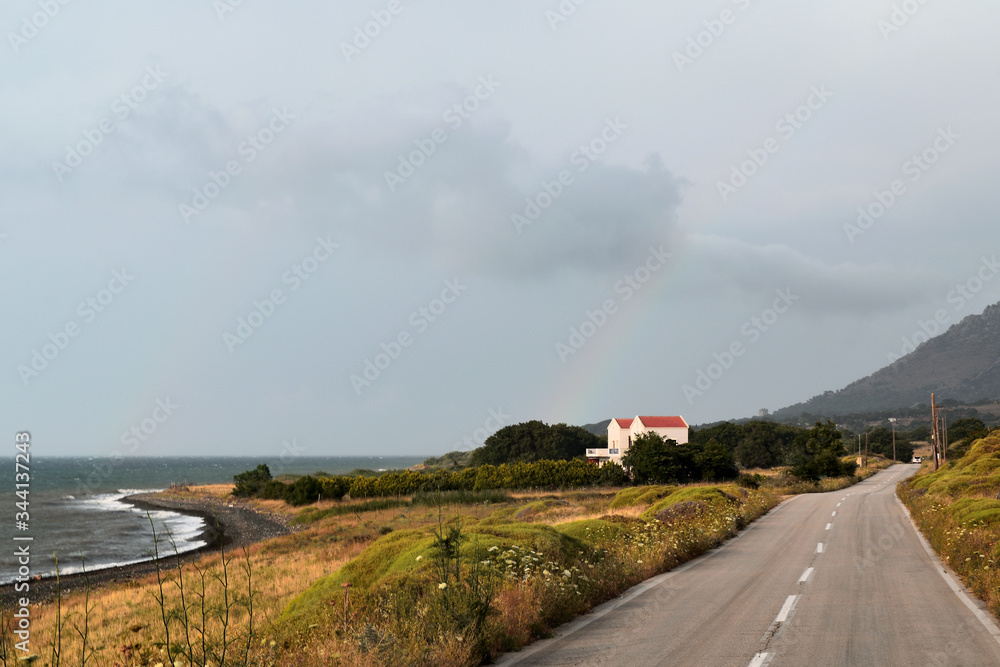 通往Kipos海滩的道路上的彩虹-希腊萨莫特拉基海岸，爱琴海
