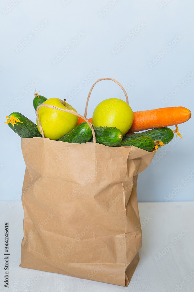 捐赠食品盒蓝白相间的蔬菜和水果