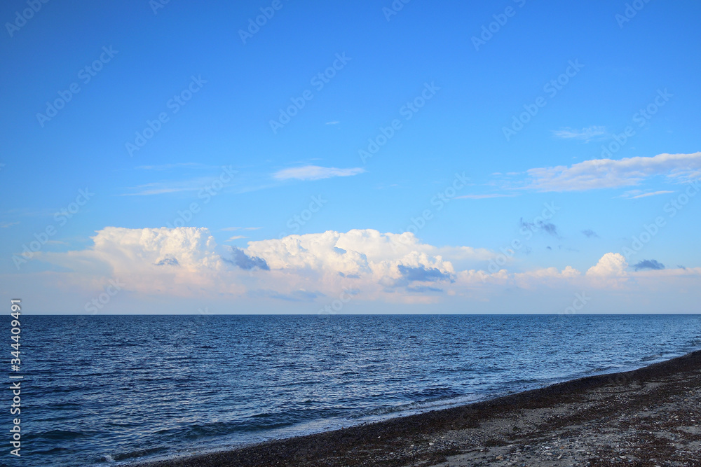 希腊爱琴海萨莫特拉基岛Therma海滩的多云夏日