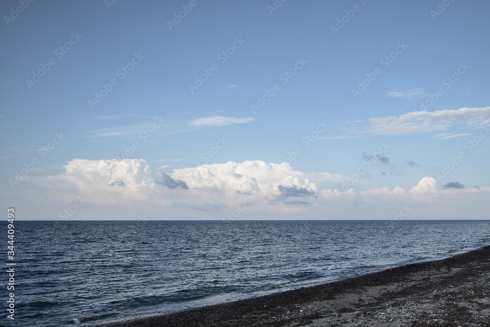 希腊爱琴海萨莫特拉基岛Therma海滩的多云夏日
