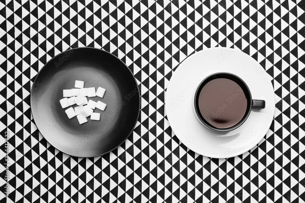 黑白背景下的咖啡和糖组成