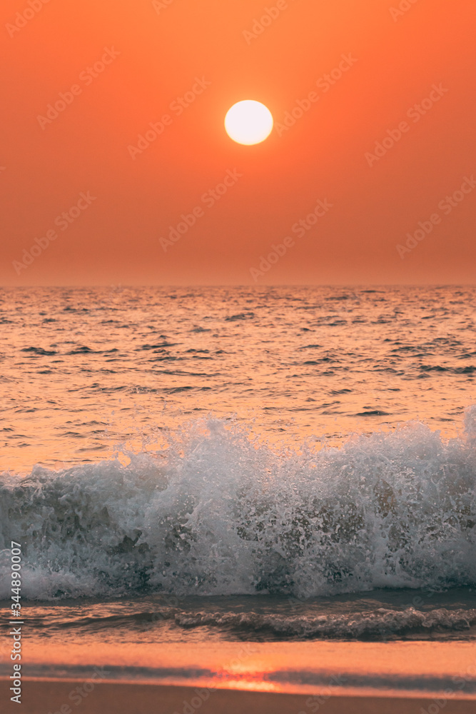 海上落日。自然日出。波纹海上暖色。海水泡沫飞溅瓦什