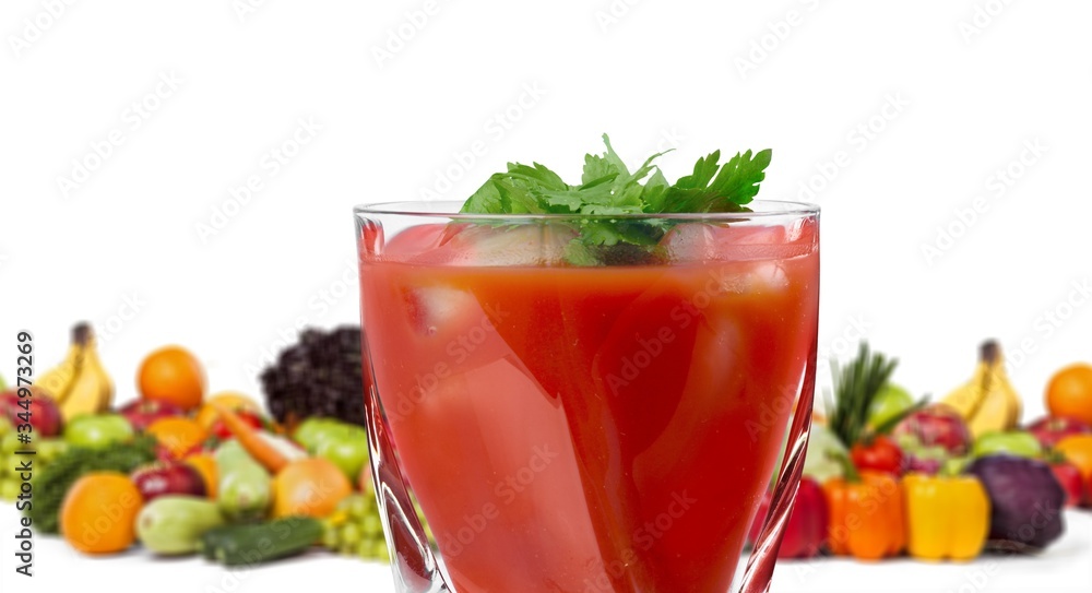 五颜六色的成熟蔬菜、水果和玻璃杯里的果汁