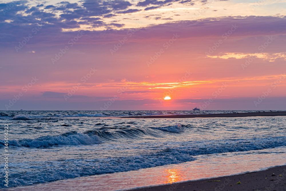 普罗文斯特兰科德角北侧海滩上的日落，大西洋海景。
