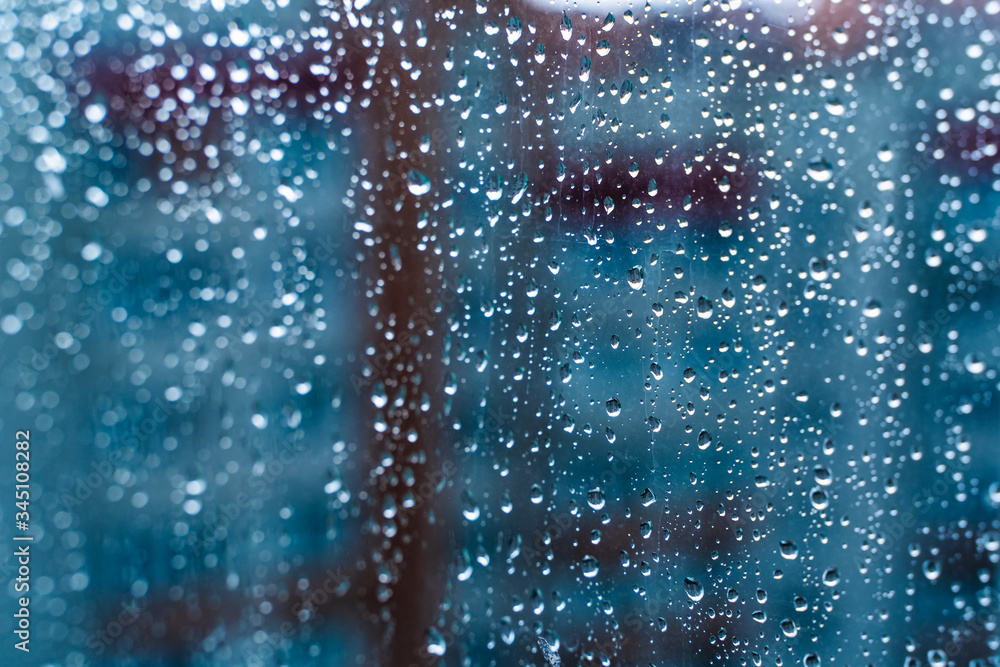 车窗玻璃上的雨滴。选择性聚焦。雨天城市背景
