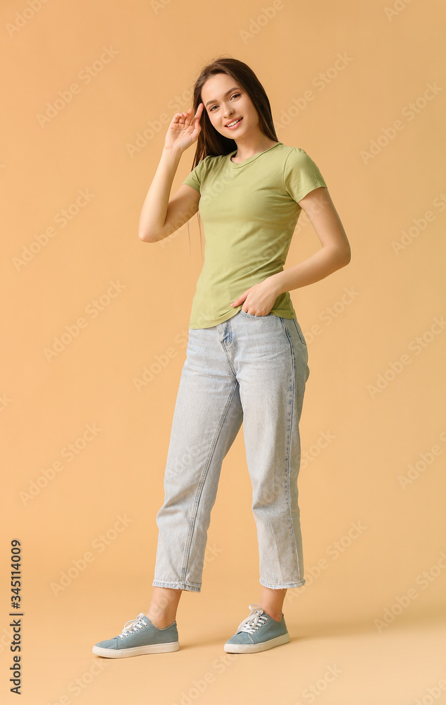 身穿彩色背景时尚t恤的年轻女性