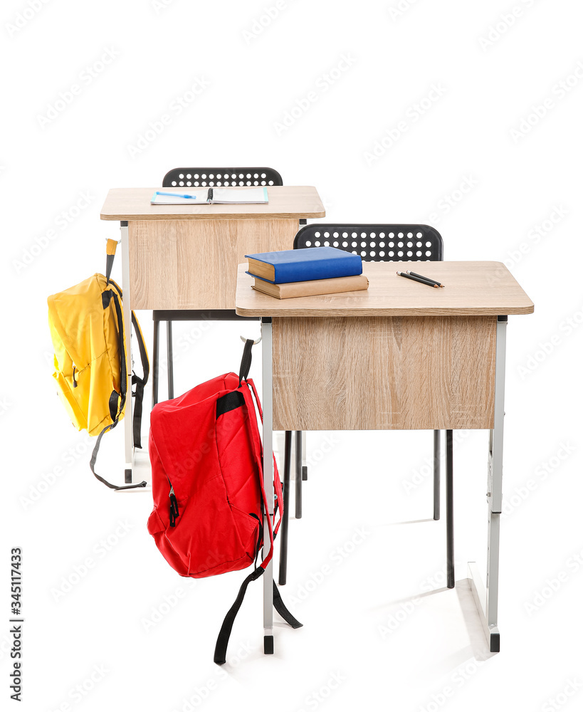 白色背景带椅子和背包的学校课桌