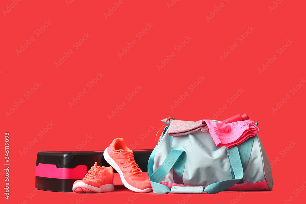 彩色背景运动服、装备和鞋子的袋子