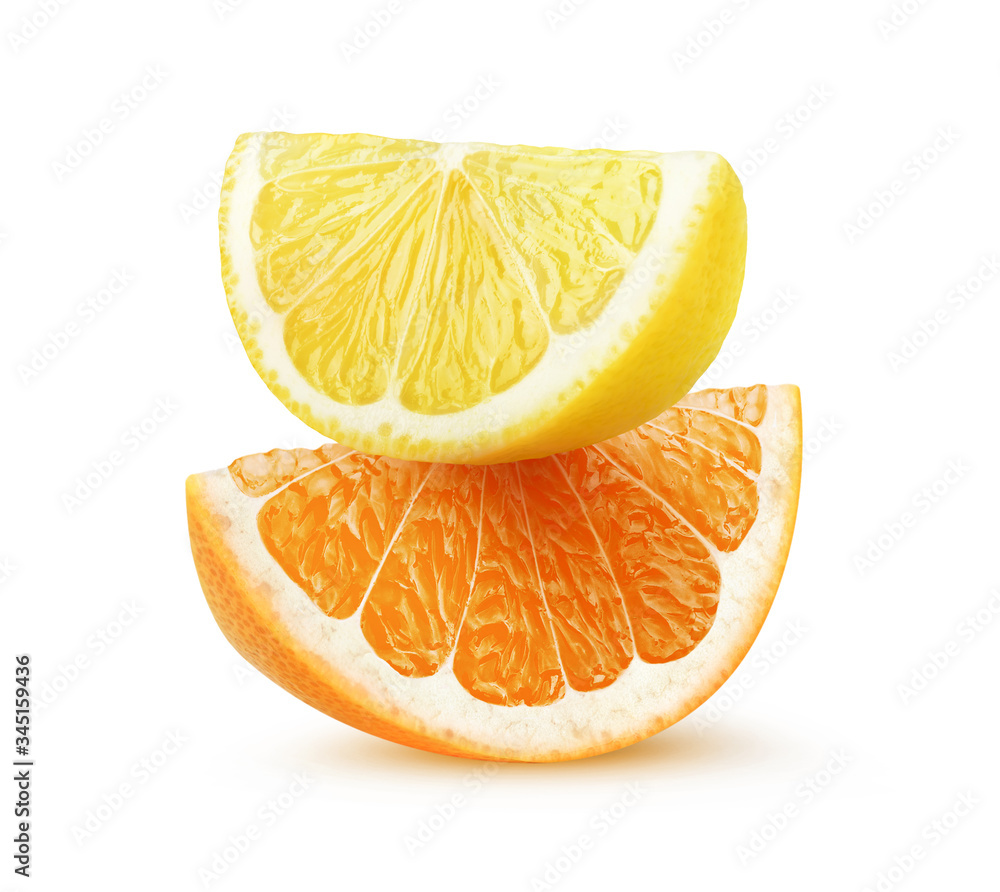 隔离的柑橘片。柠檬和橙色水果片叠在一起，隔离在白背上