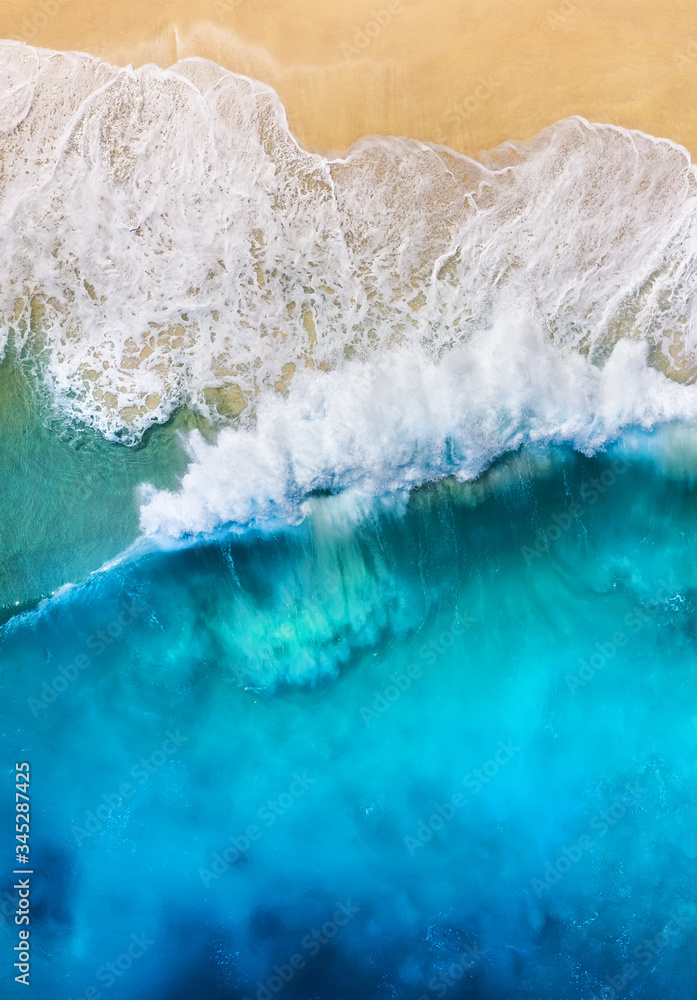 从俯视图中可以看到以海浪为背景的海岸。无人机拍摄的蓝色海水背景。夏日海景fr