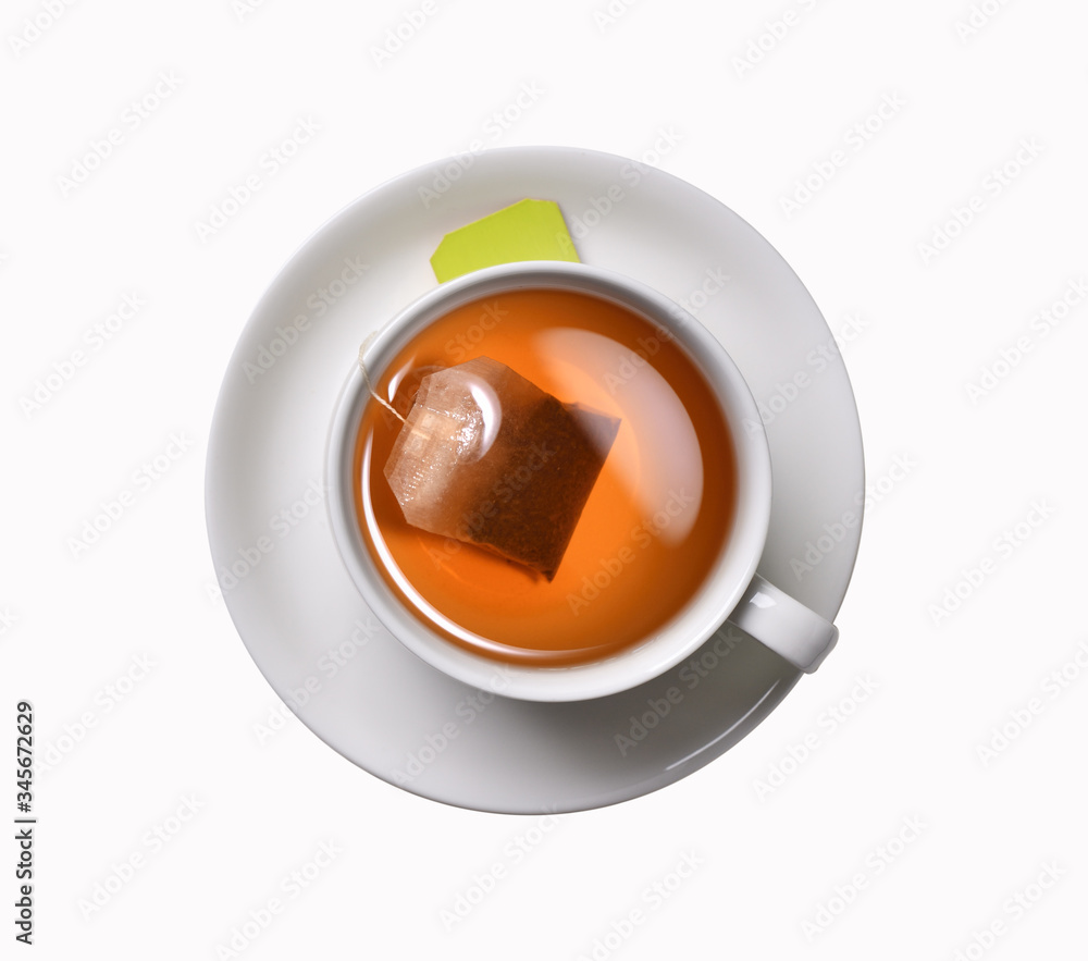 一杯茶的俯视图，茶包被隔离在白色背景上。