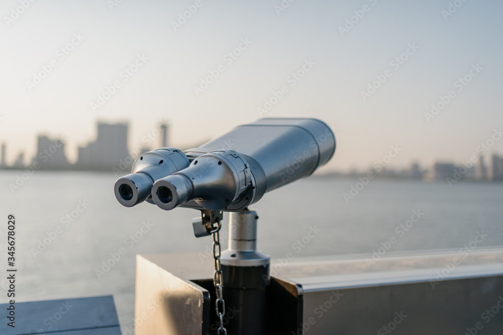 带城市天际线的投币式双筒望远镜