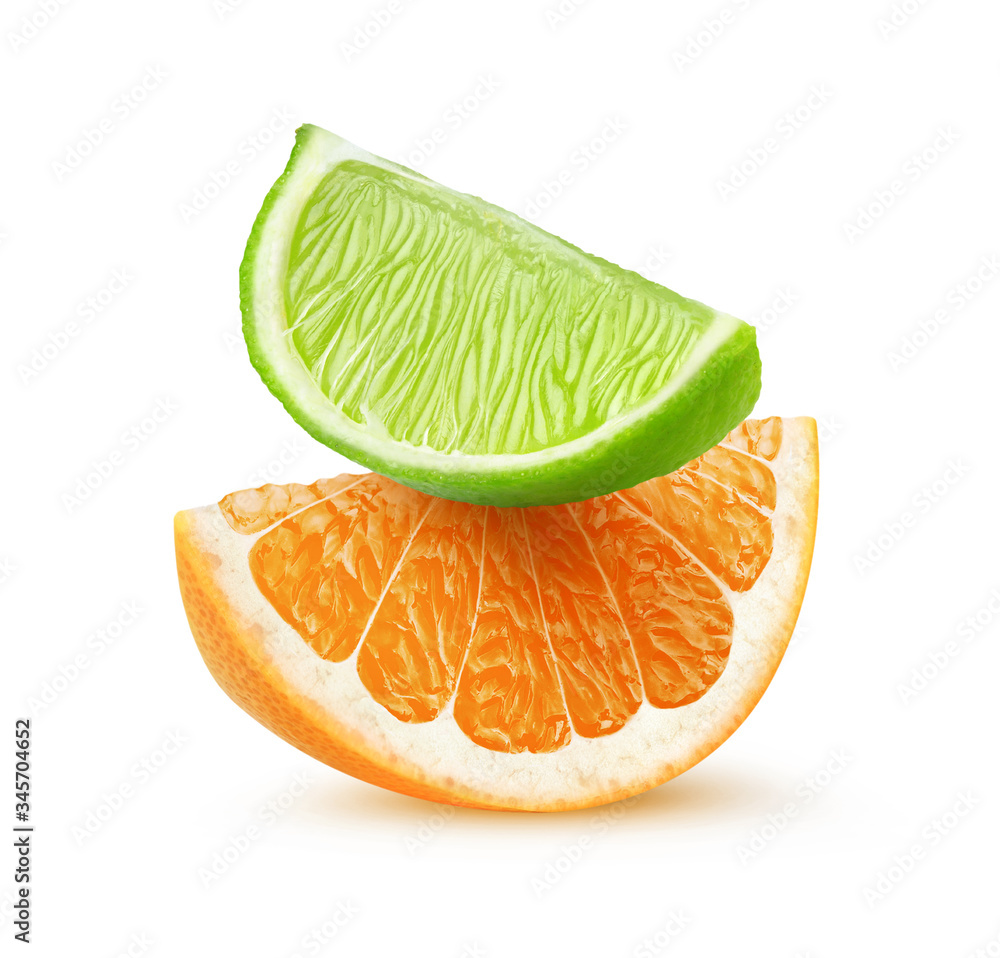 分离的柑橘片。将酸橙和橙色水果叠放在一起，分离在白色背上
