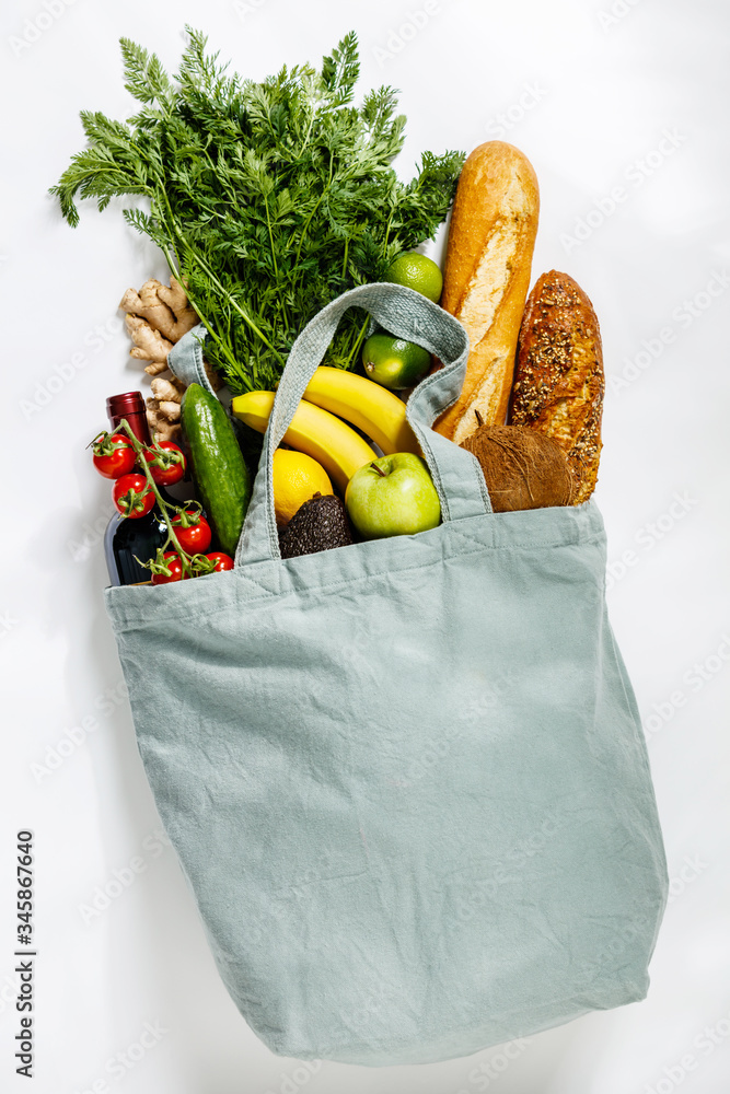 装满有机食品的环保可重复使用购物袋