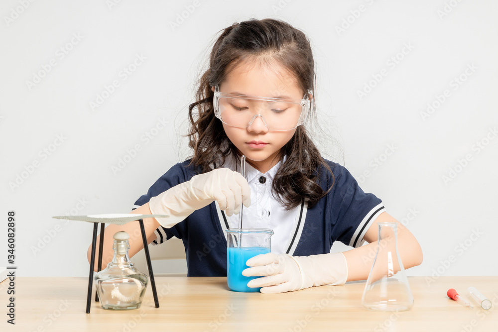 亚洲小学女生做化学实验