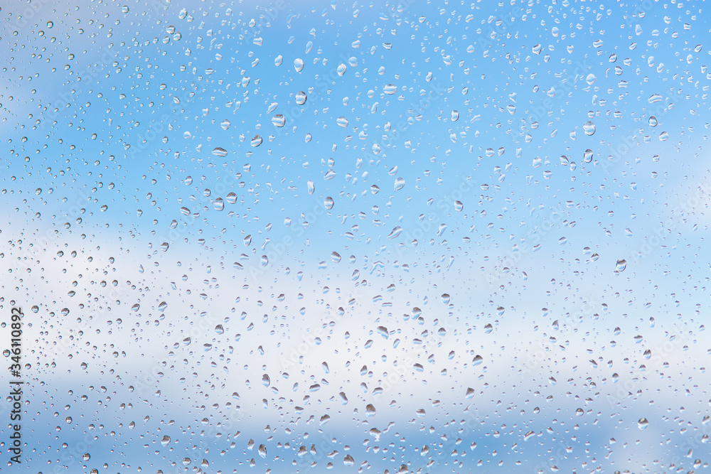 玻璃天空纹理上的雨滴。纯蓝色清新干净。窗口视图背景屏幕保护程序。放置