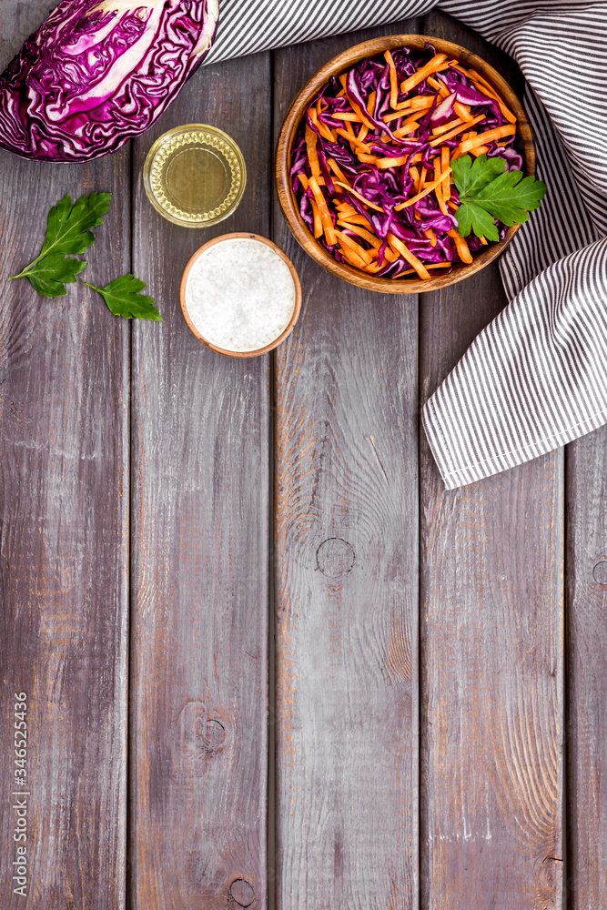木制厨房餐桌上的健康素食沙拉配红卷心菜俯视复制空间