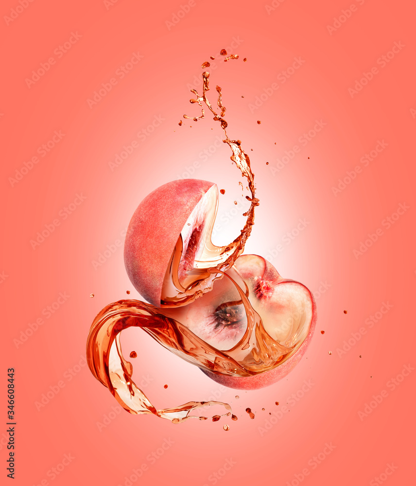 粉红色背景下切好的桃子上溅出汁液