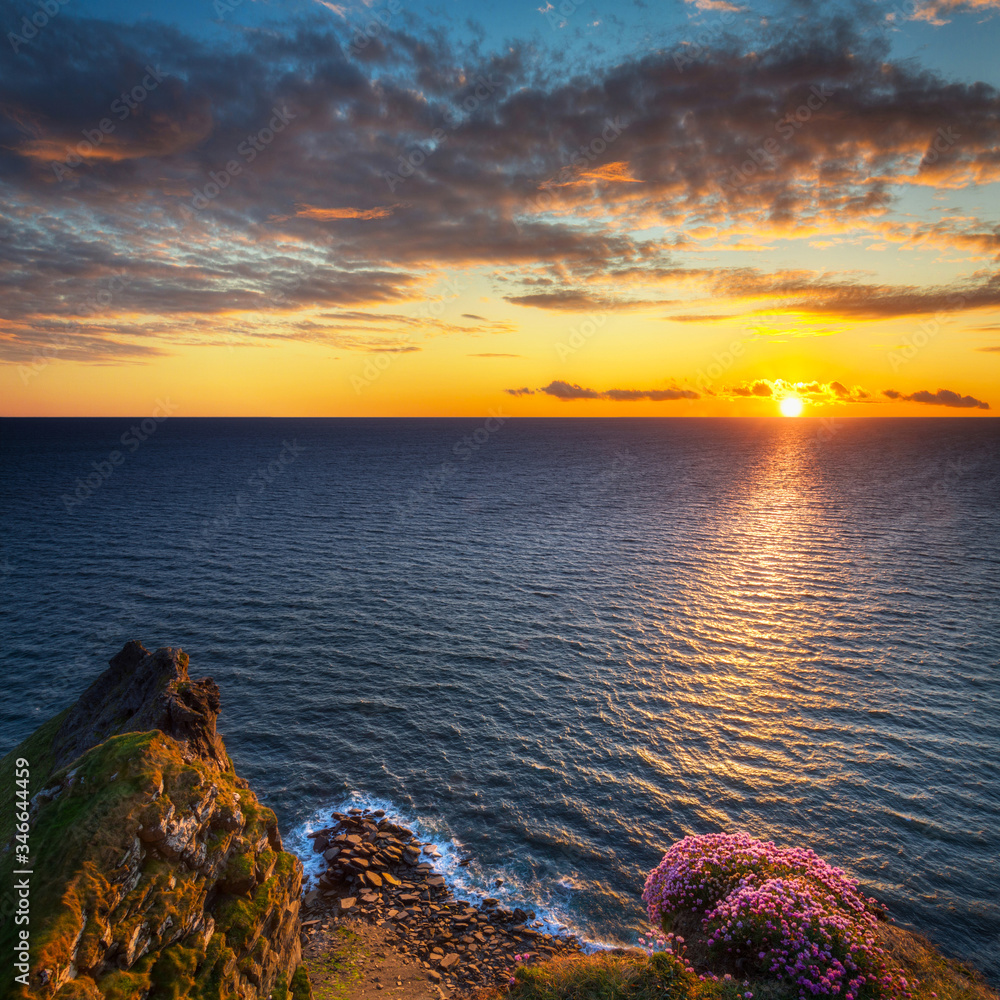 爱尔兰克莱尔郡日落时令人惊叹的莫尔悬崖。