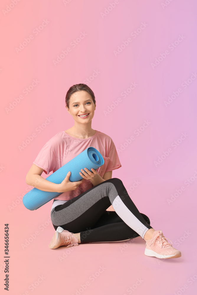 运动型年轻女性，彩色背景瑜伽垫