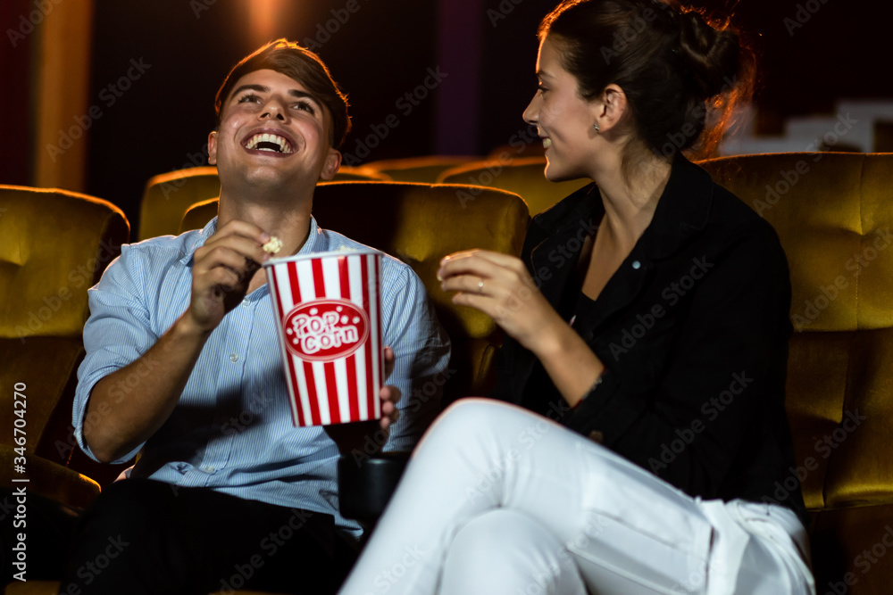 男男女女在电影院看电影。集体娱乐活动和娱乐
