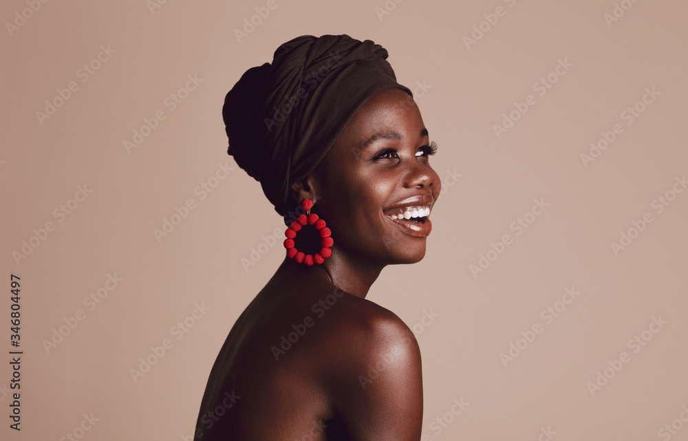戴头巾微笑的非洲女人