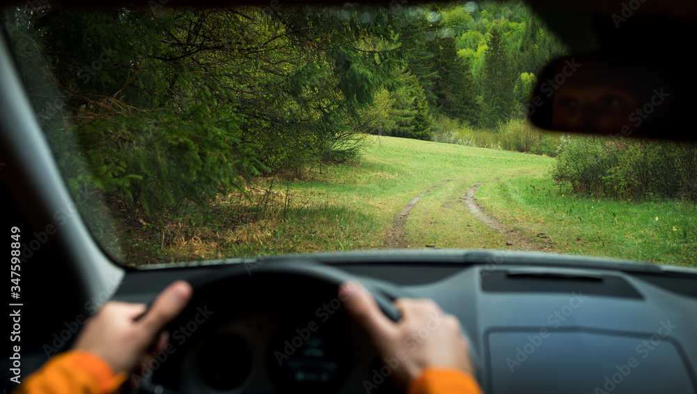 驾驶一辆现代越野左驾LHD汽车在山地绿色森林乡村公路上行驶。