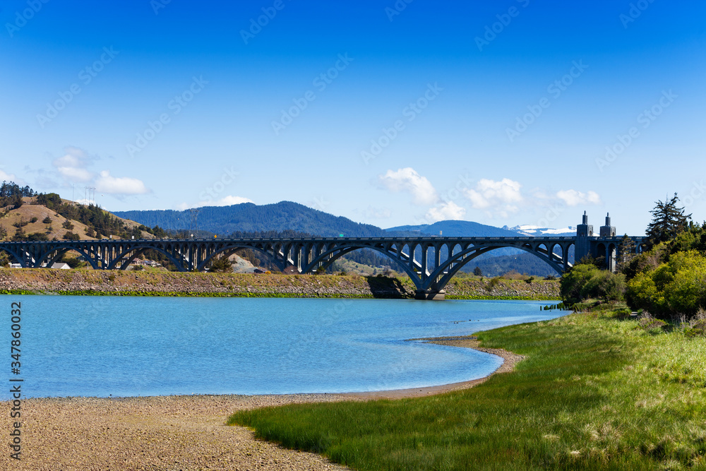 俄勒冈州库里县的罗格河或艾萨克·李·帕特森纪念桥