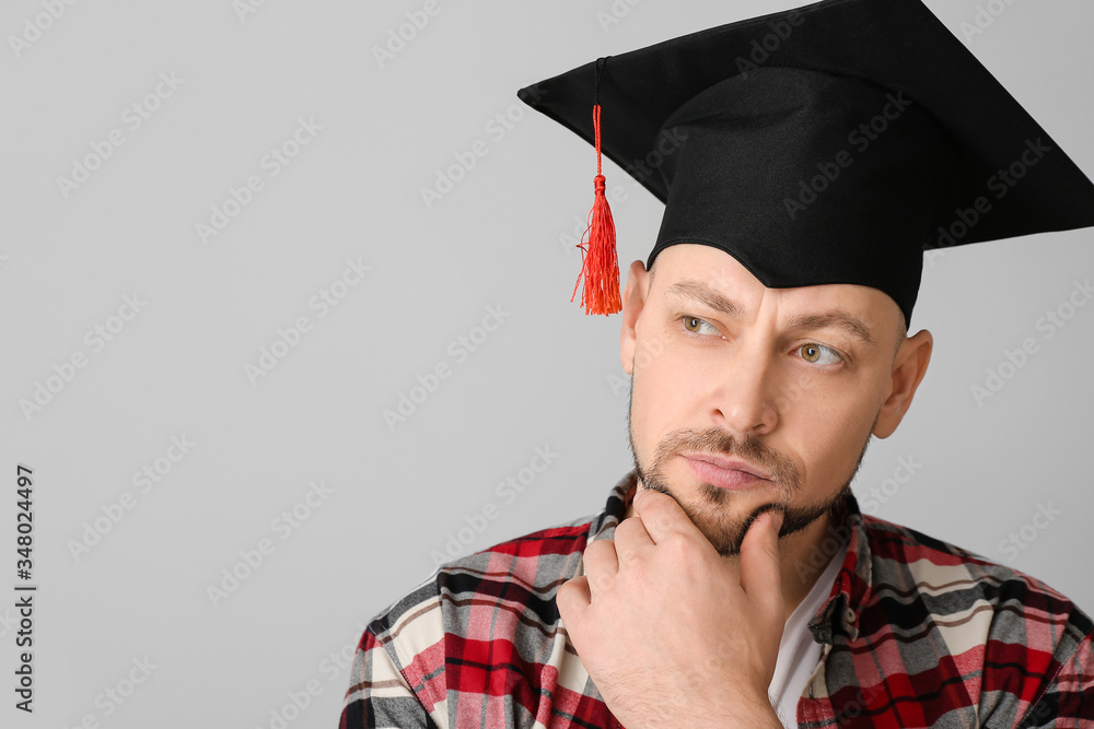 灰色背景戴毕业帽的体贴人